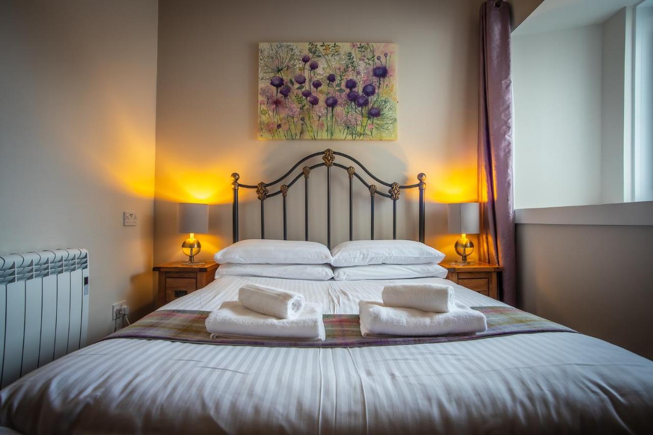 Douglas House Apartments ネアン エクステリア 写真