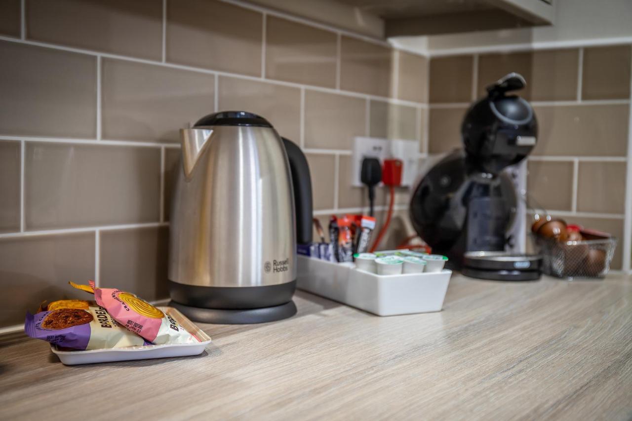 Douglas House Apartments ネアン エクステリア 写真