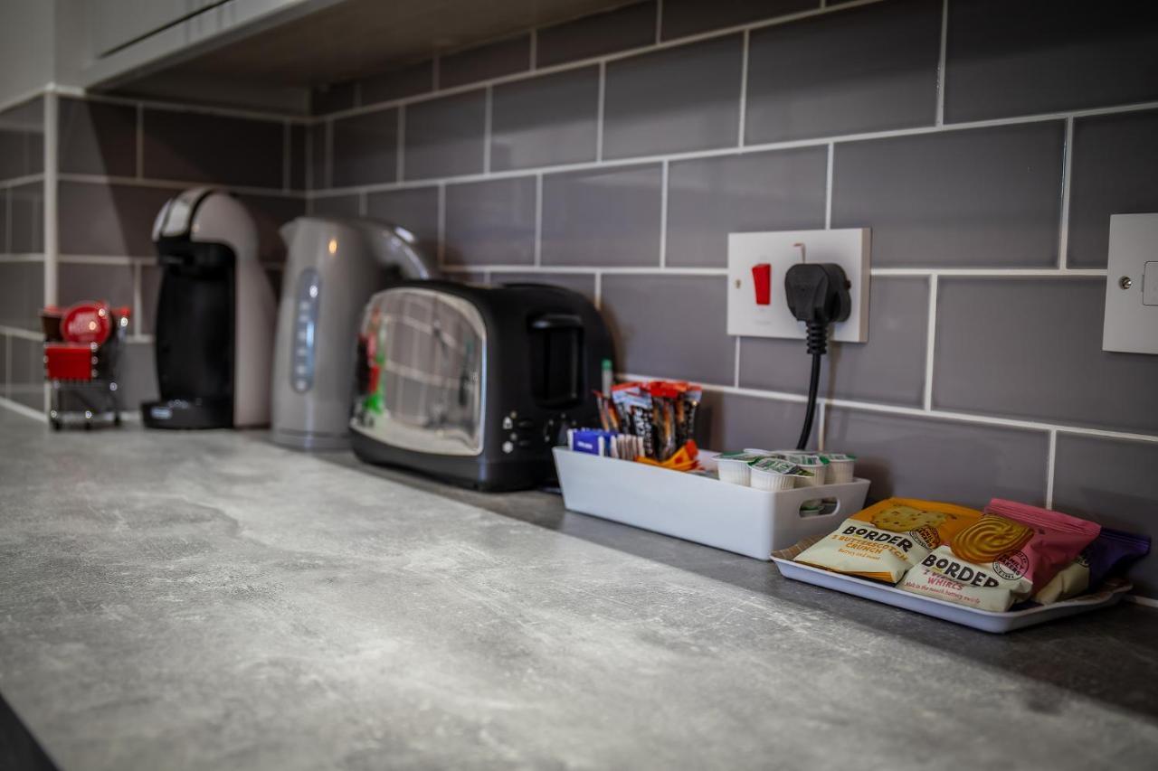 Douglas House Apartments ネアン エクステリア 写真