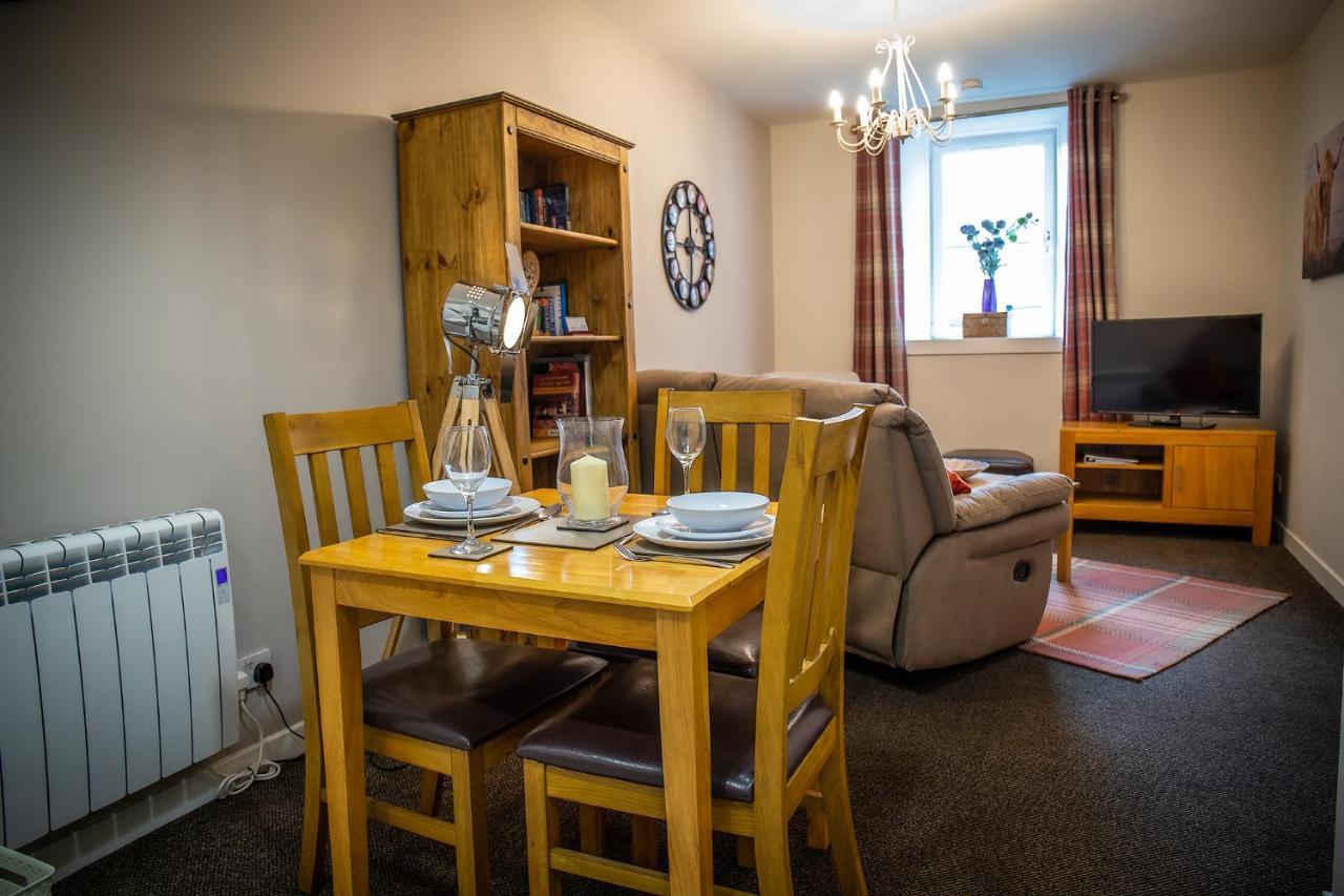 Douglas House Apartments ネアン エクステリア 写真
