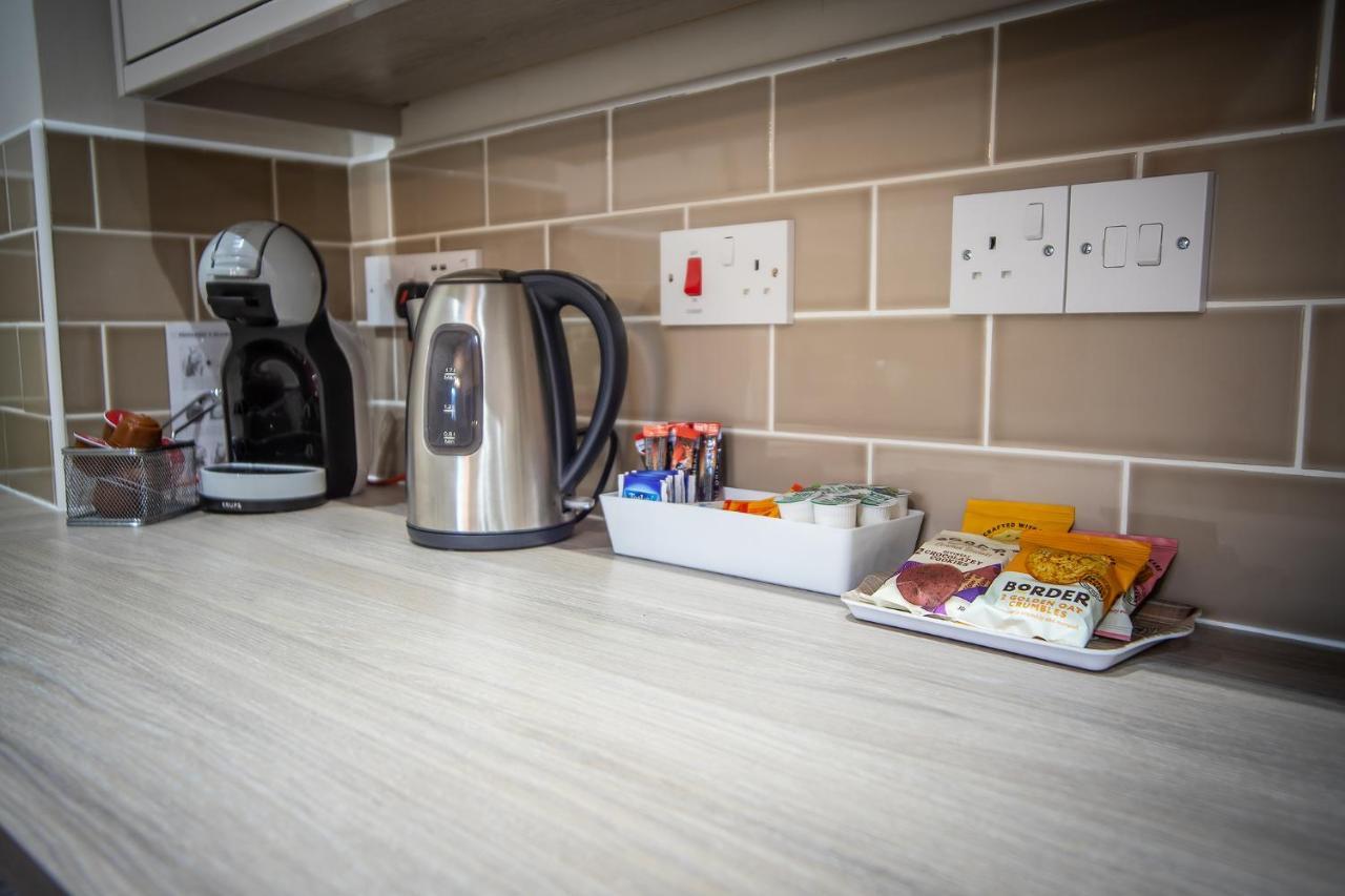Douglas House Apartments ネアン エクステリア 写真