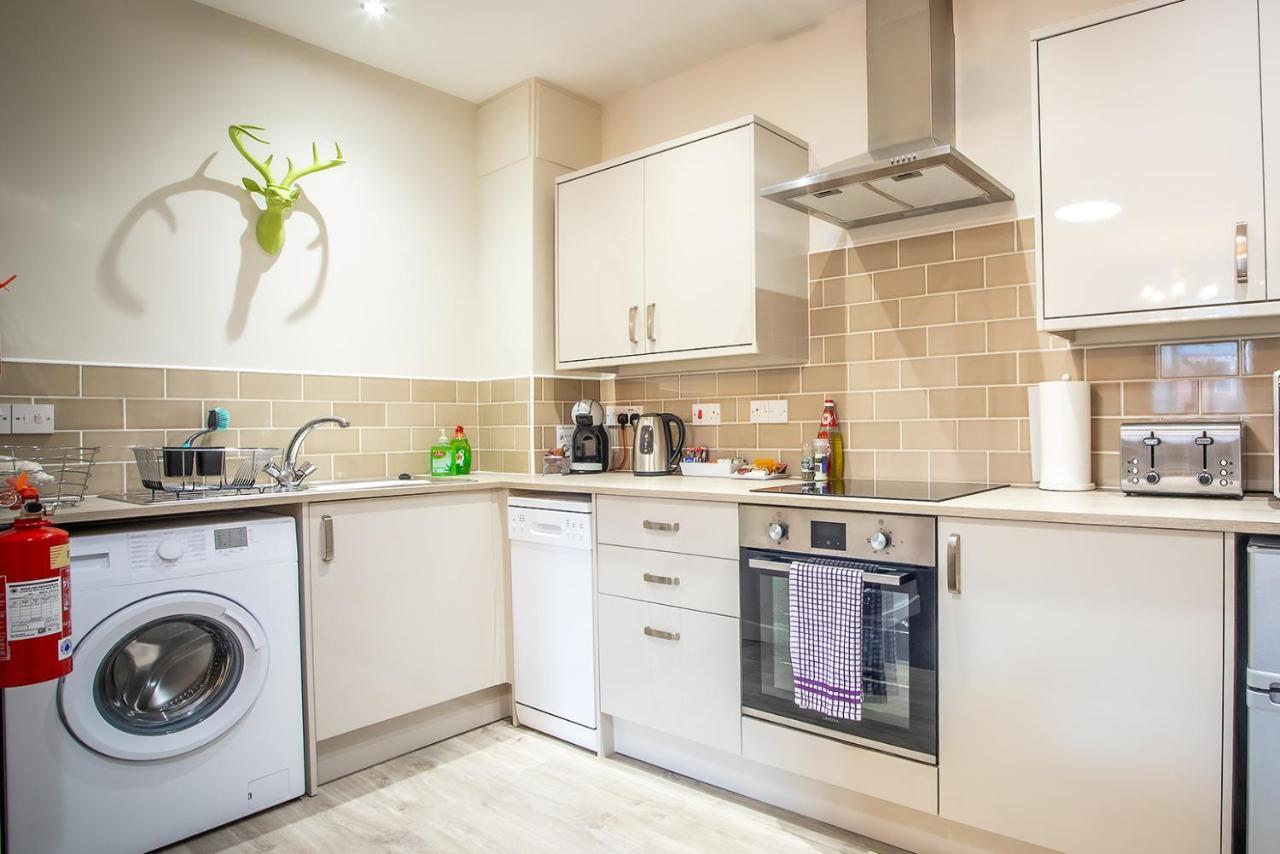 Douglas House Apartments ネアン エクステリア 写真
