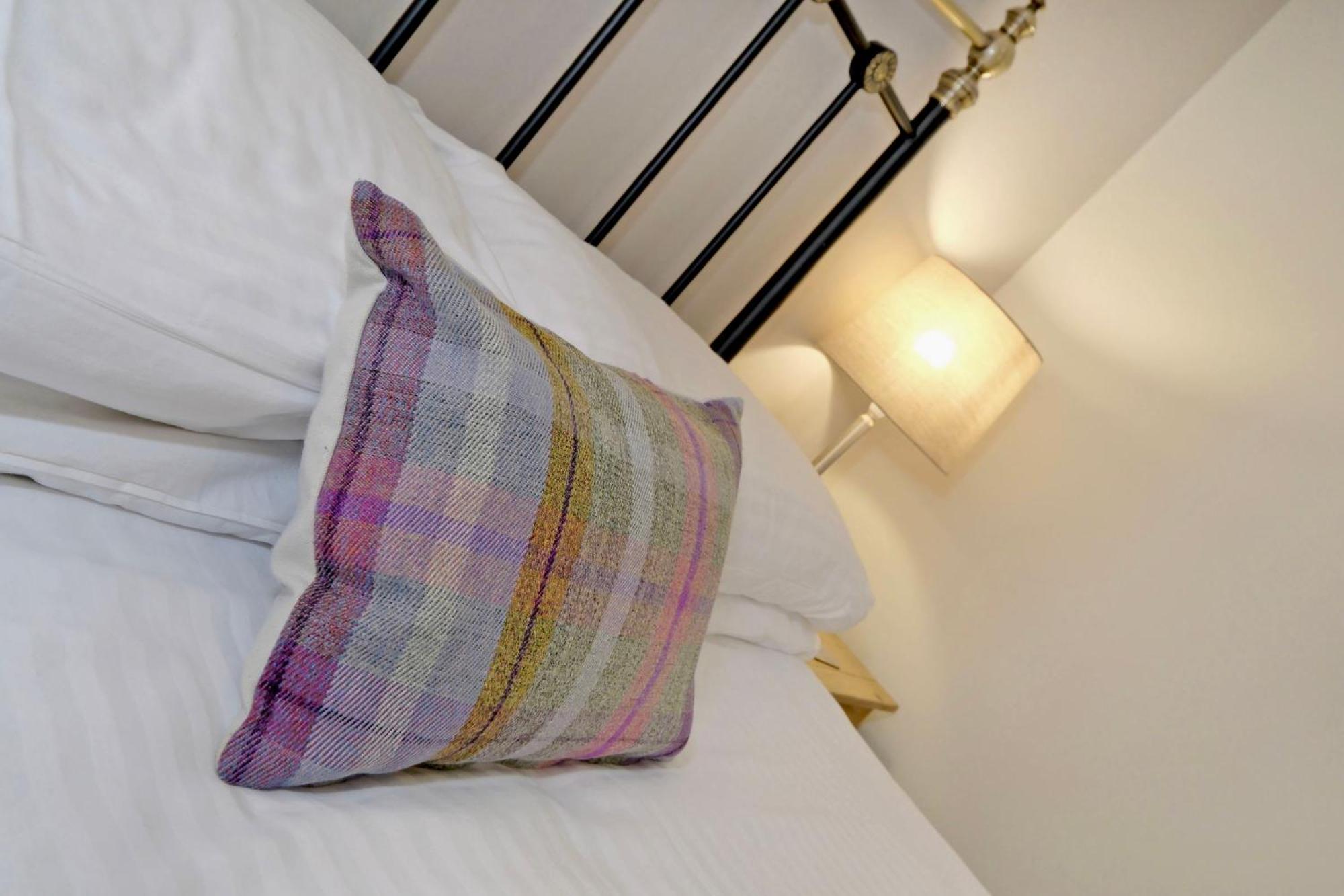 Douglas House Apartments ネアン エクステリア 写真