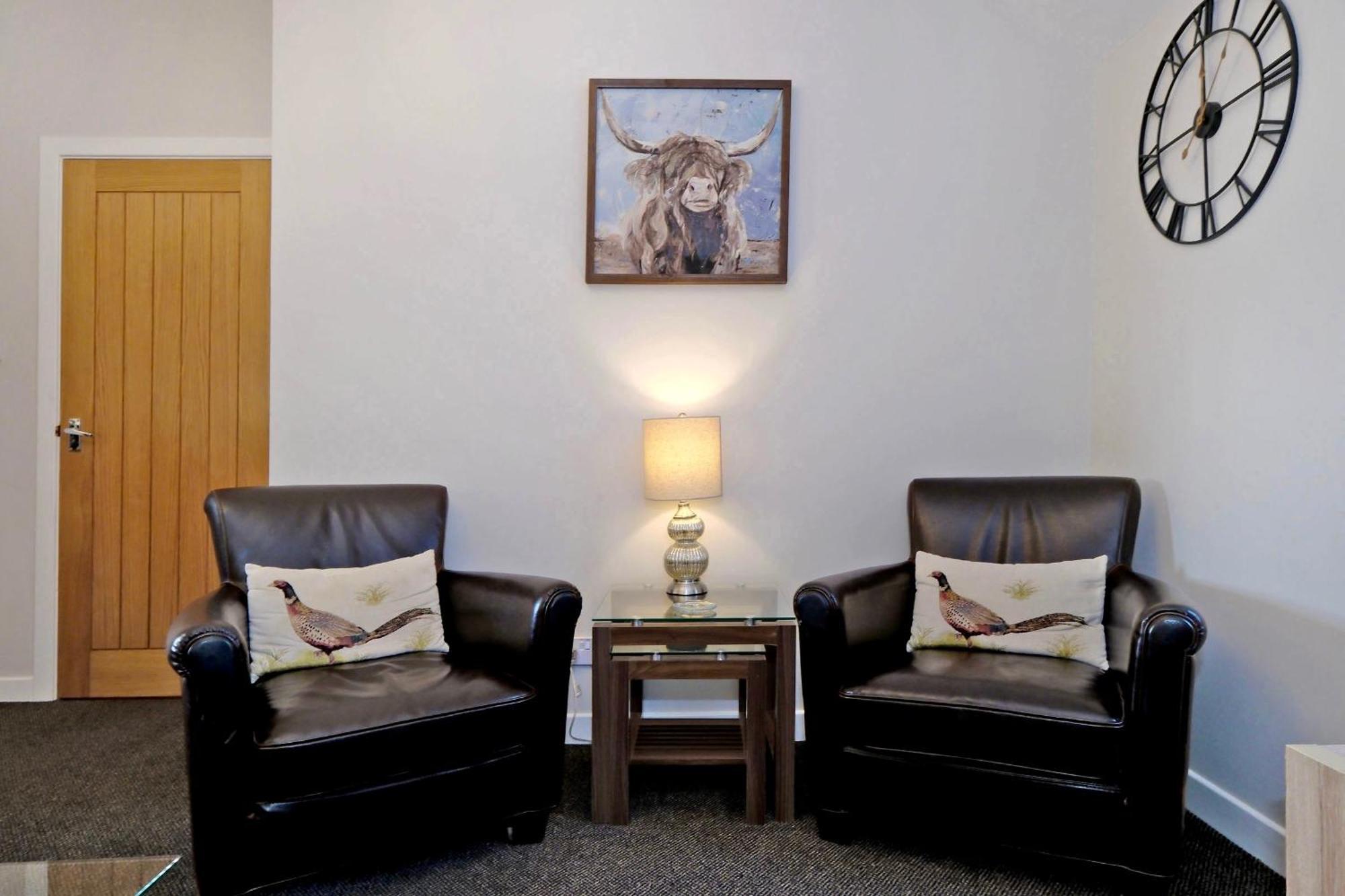 Douglas House Apartments ネアン エクステリア 写真