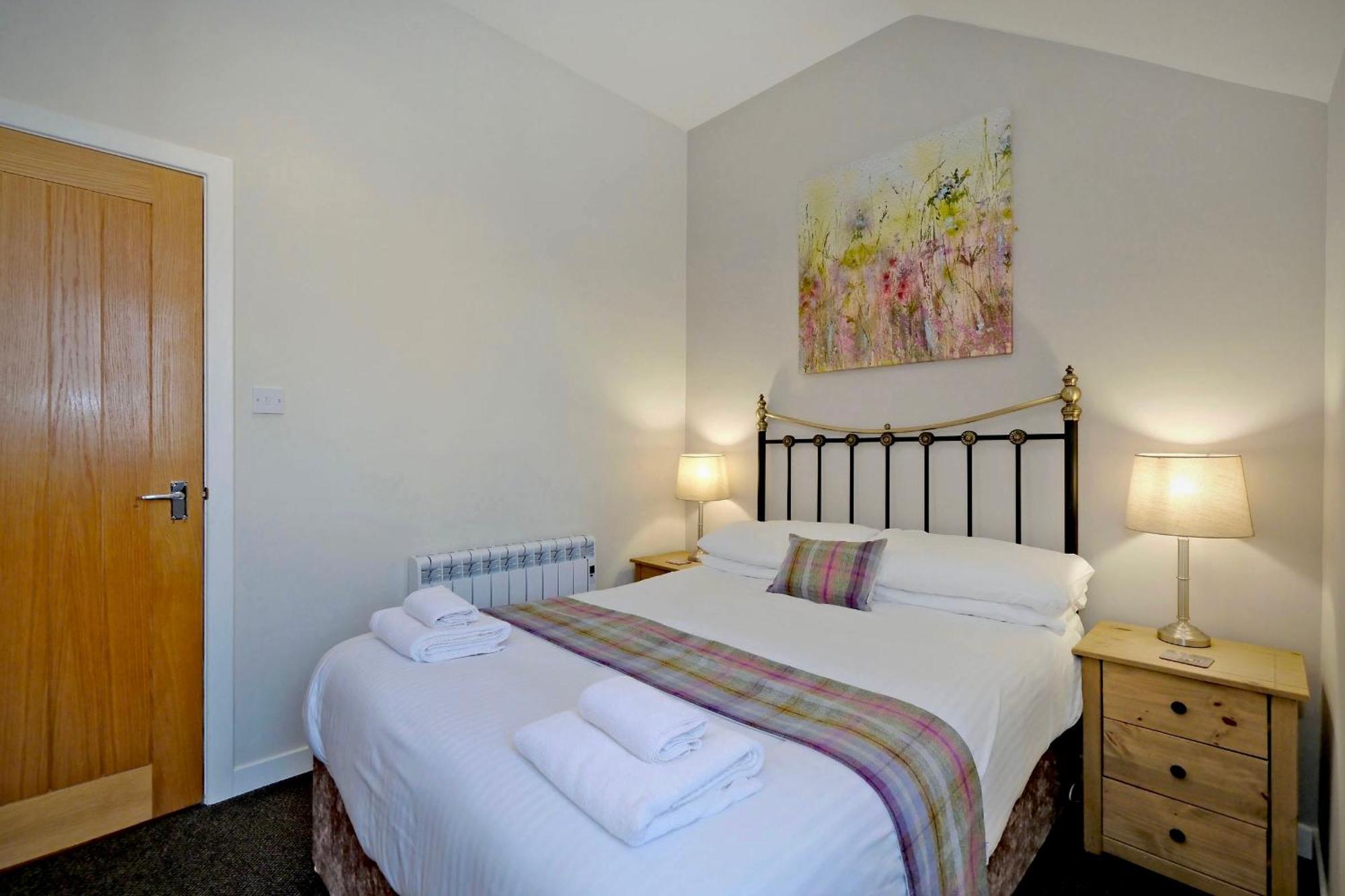 Douglas House Apartments ネアン エクステリア 写真