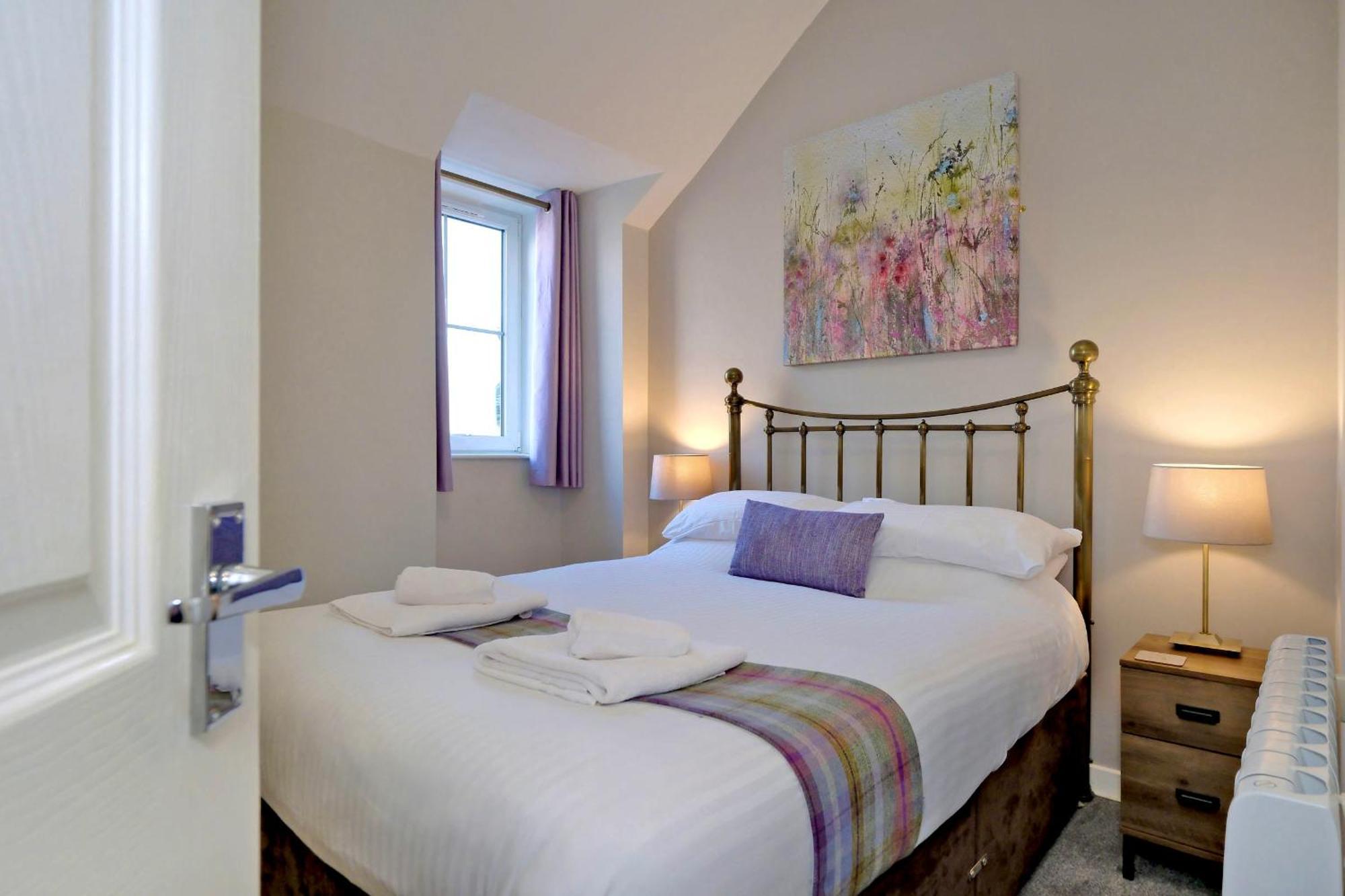 Douglas House Apartments ネアン エクステリア 写真