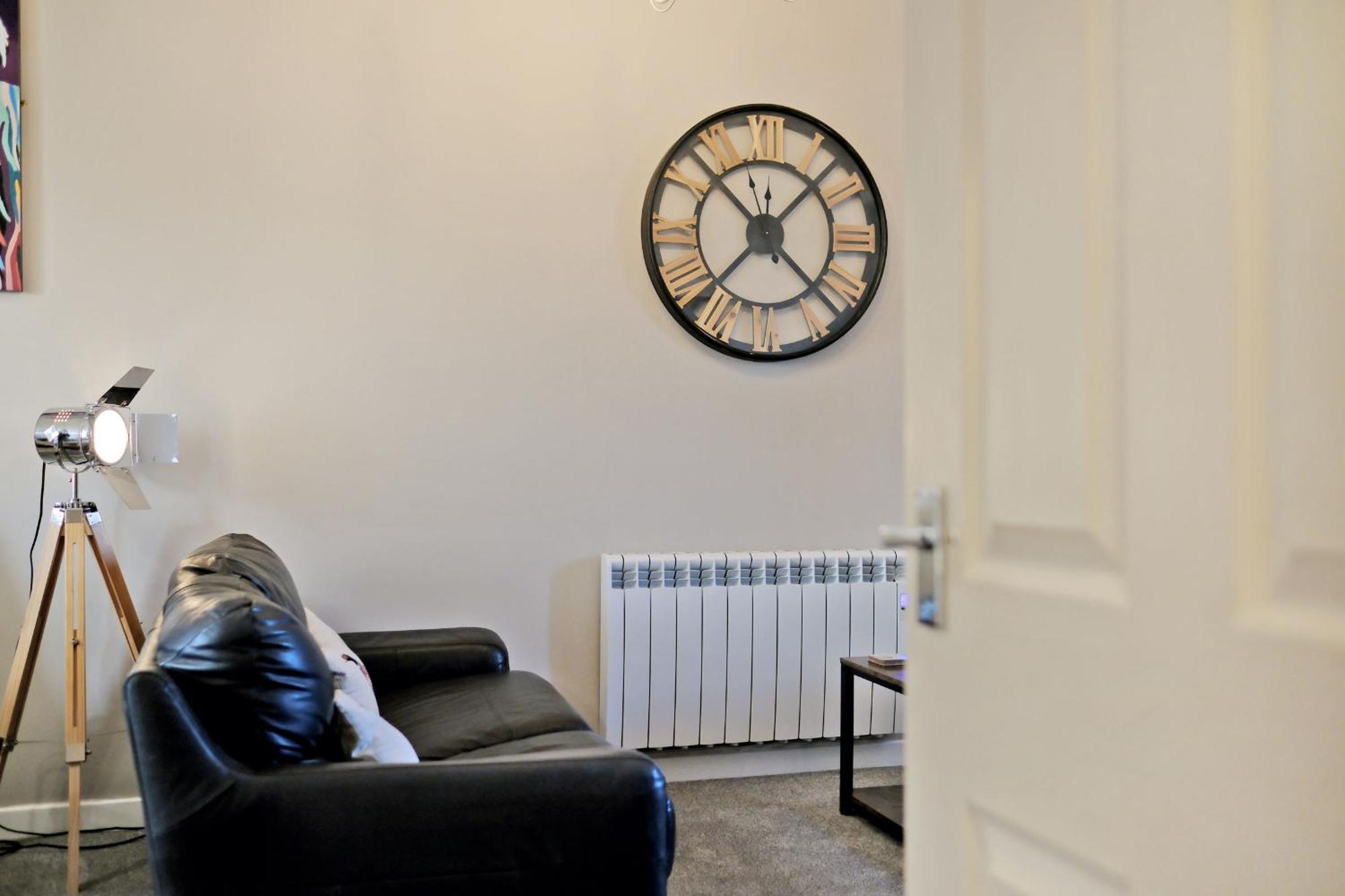 Douglas House Apartments ネアン エクステリア 写真